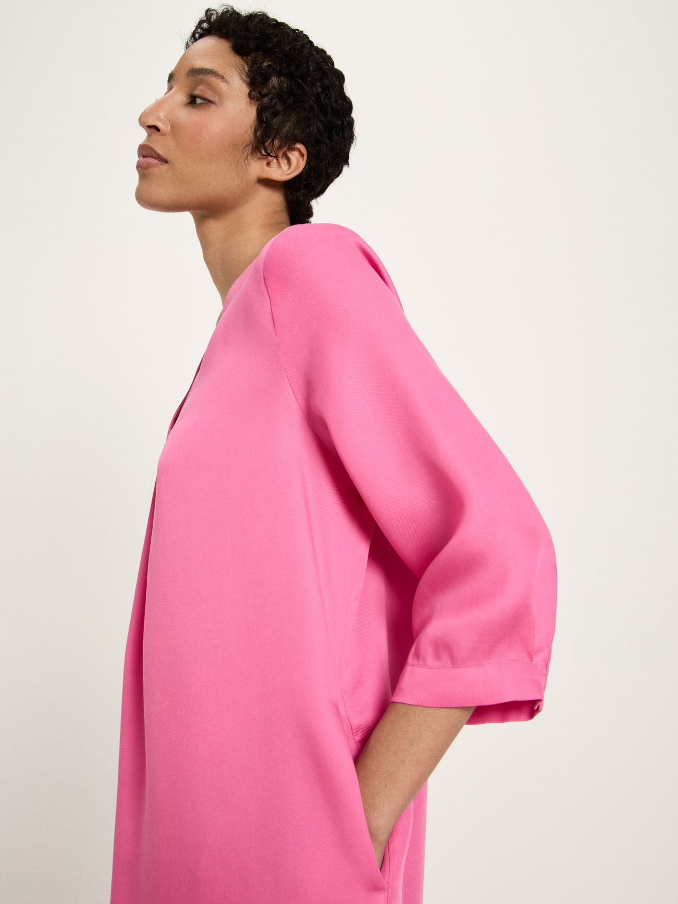 Kleid mit V-Ausschnitt - Bright Orchid von Lanius