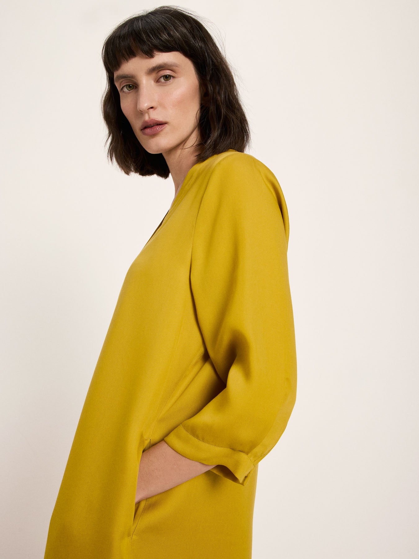 Kleid mit V-Ausschnitt - Dark Kiwi von Lanius