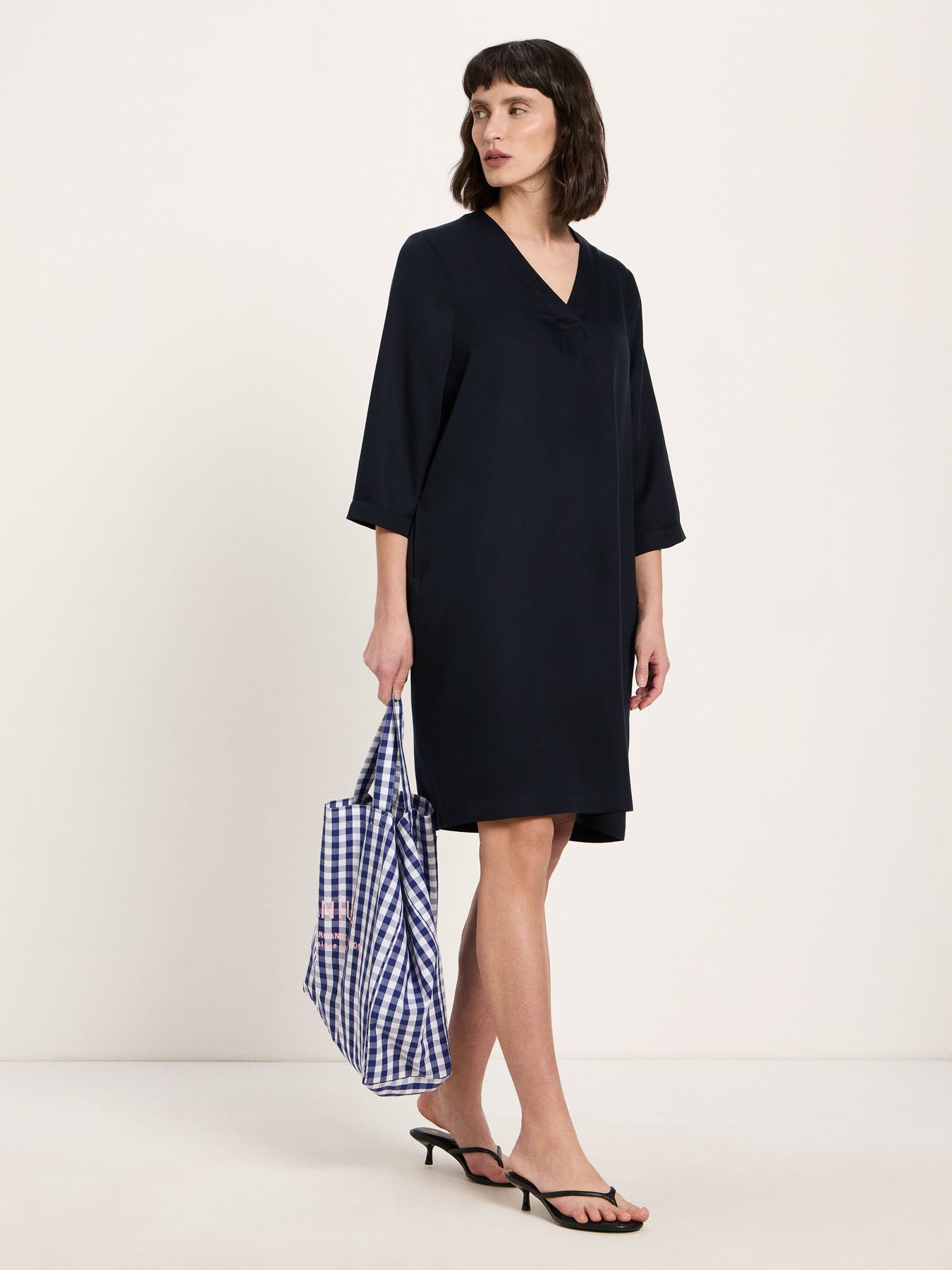 Kleid mit V-Ausschnitt - Midnight von Lanius